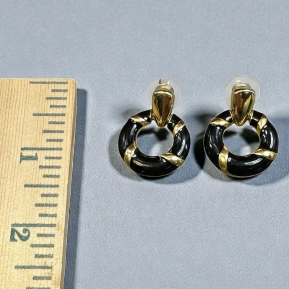 VTG Elegant Black and‎ Gold Tone Enameled Hoop Earrings